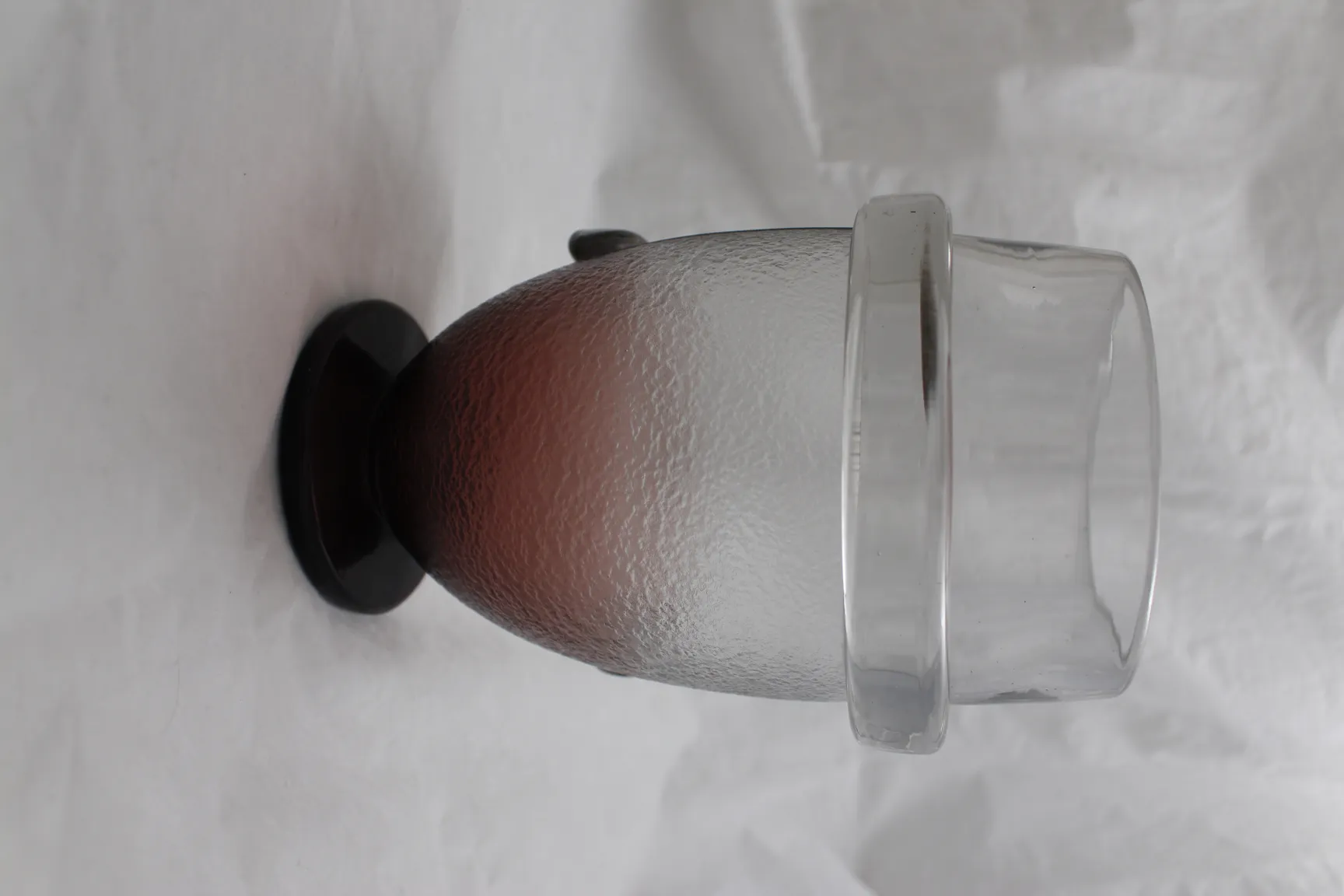 Signiertes Glas Schneider französisch mit dunklem Sockel