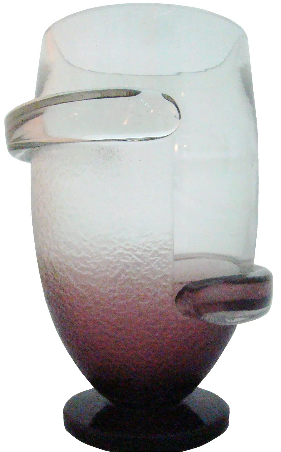 प्राचीन कांच पर हल्के रंग के पृष्ठभूमि पर चिकनी खत्म और बारीक विवरण