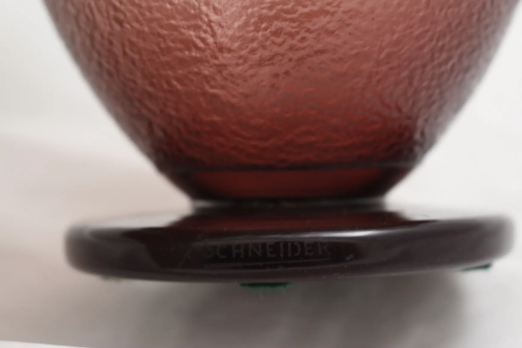 Bernsteinfarbenes signiertes Glas mit dekorativem Sockel, Schneider.