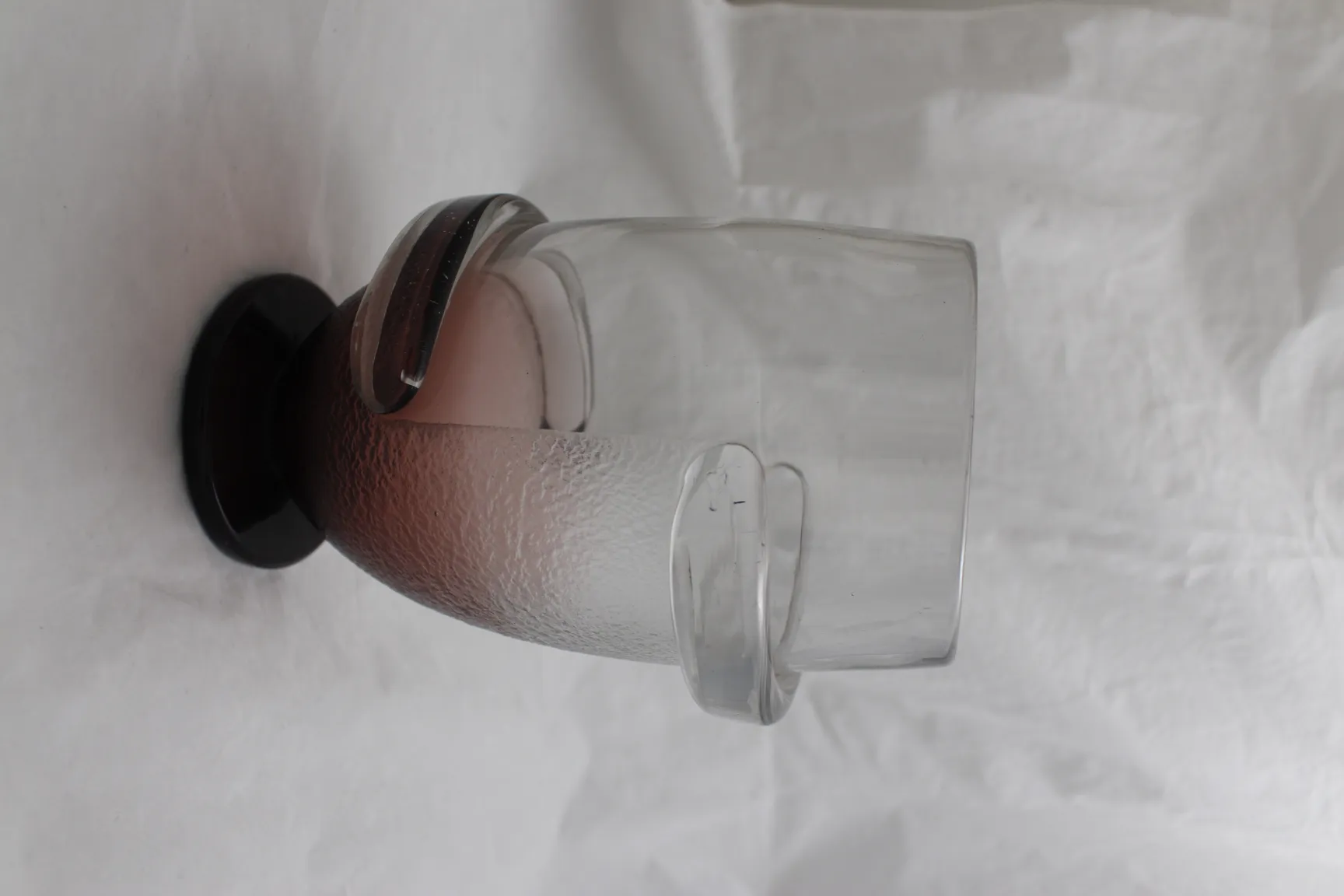 زجاج موقّع من شنييدر على خلفية محايدة، عتيق