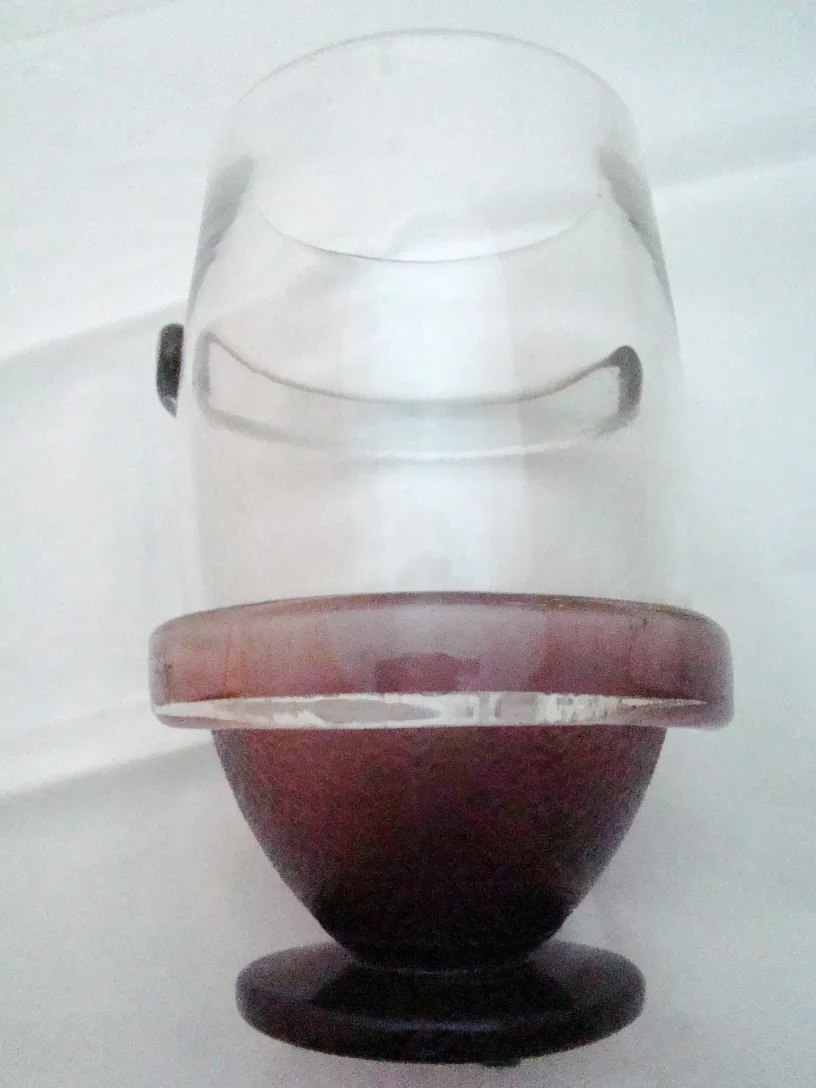 altes Glas mit der Unterschrift von Schneider in heller Farbe