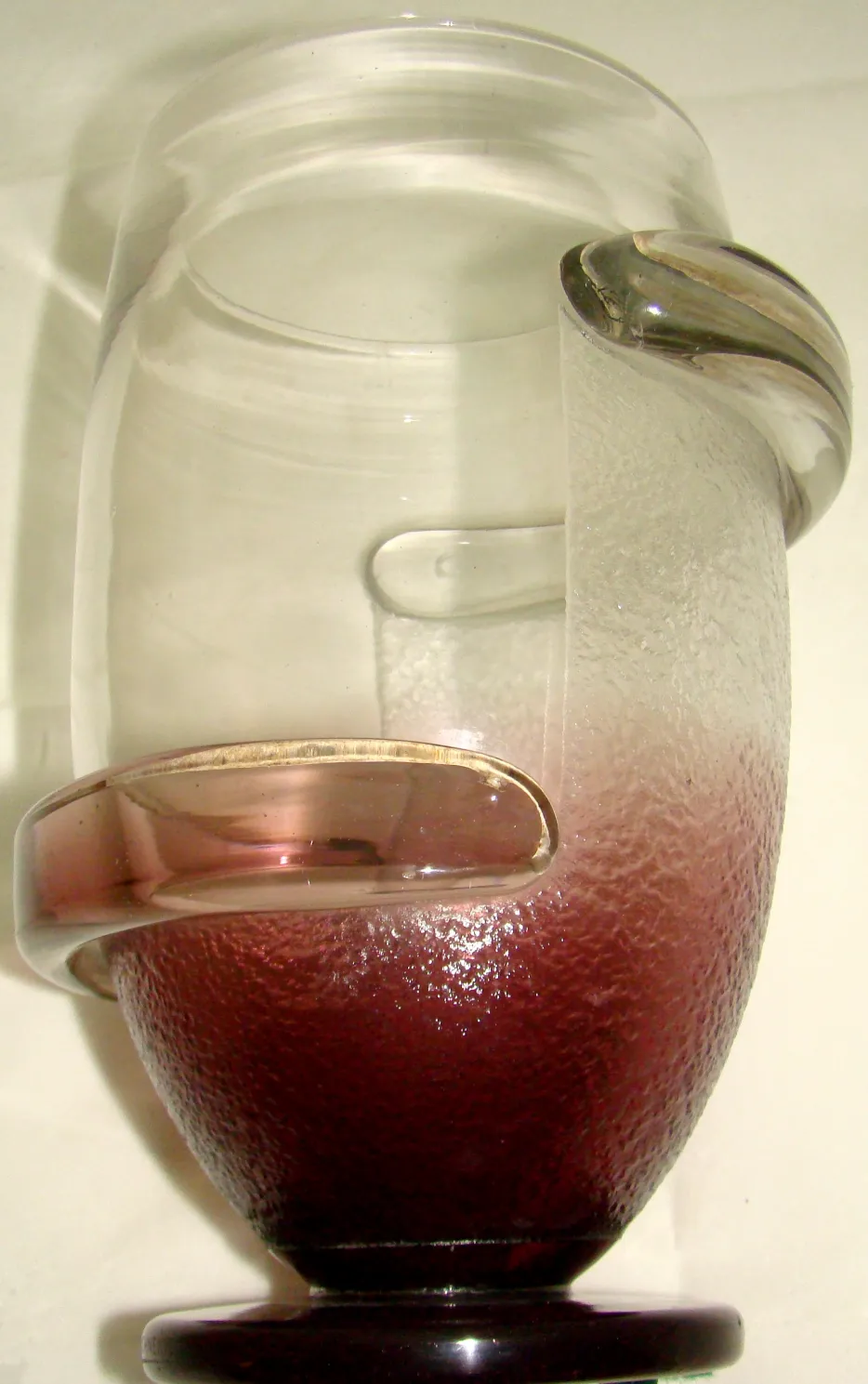 Klares Glas mit Kurven und buntem Fuß, signiert