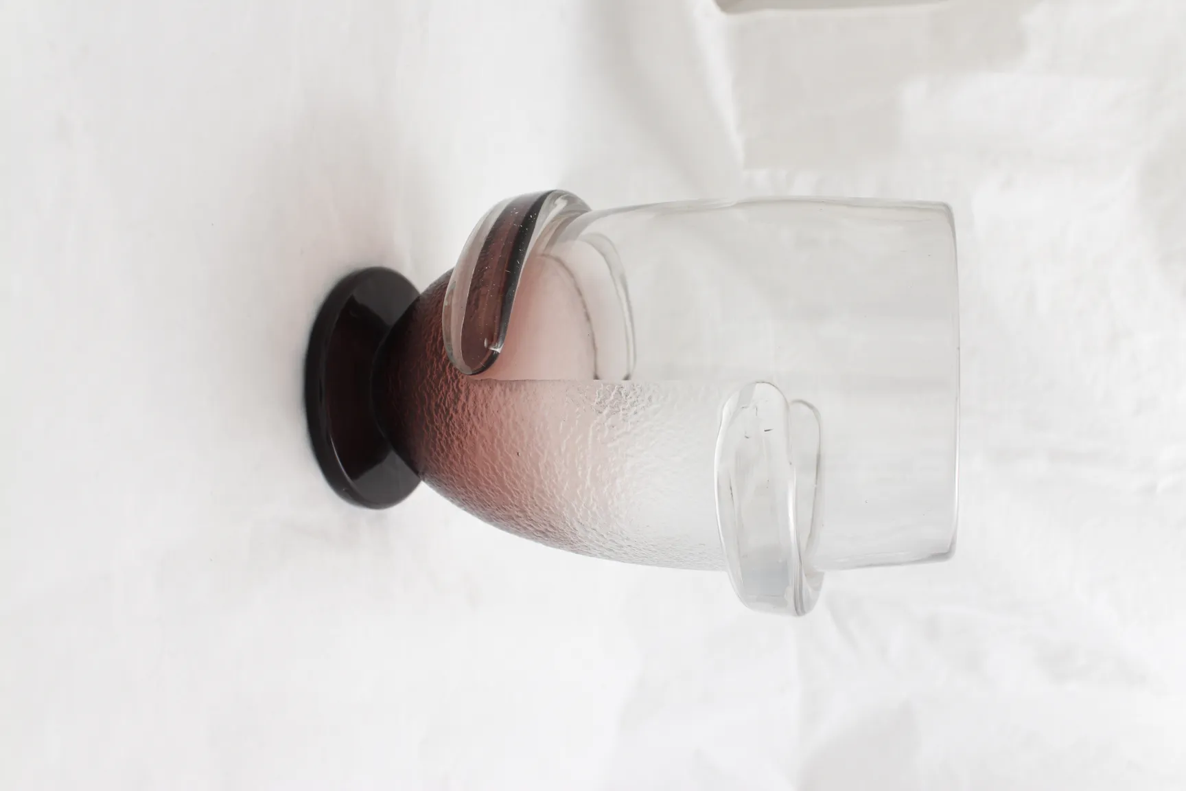 Antikes, signiertes Glas von Schneider in Braun- und Klarfarben.