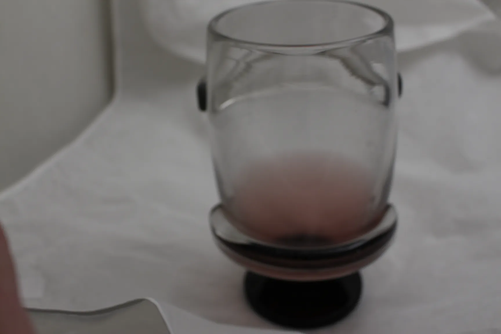 Signiertes Glas von Schneider mit schwarzem Fuß, französische Antiquität.