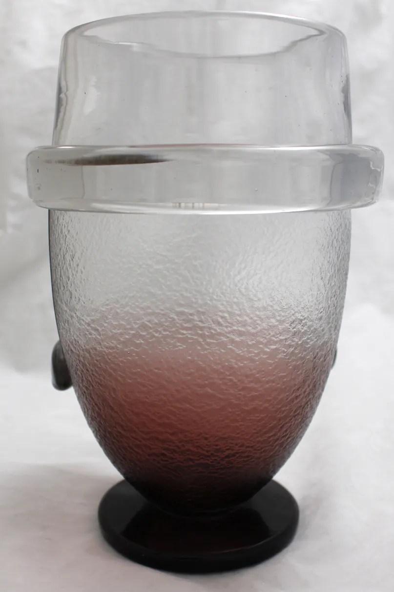 prato de vidro antigo assinado por Schneider, com design suave e cores em gradiente. Ideal para exibição.