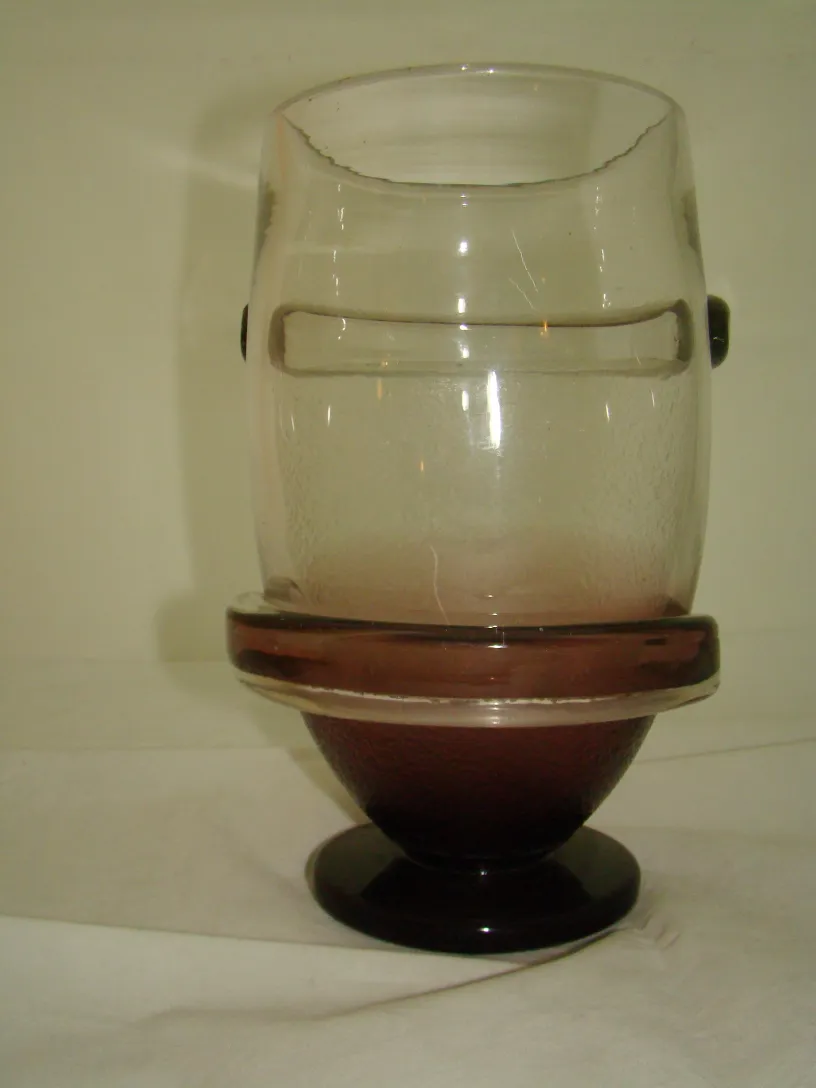 Signiertes Glas Schneider, elegantes Design, französische Antiquität mit dunklem Sockel.