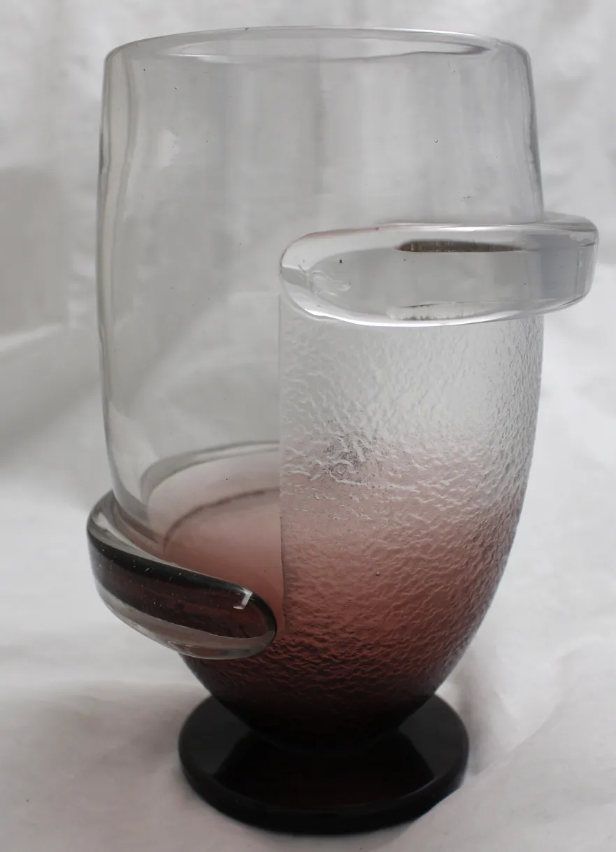 Signiertes Glas von Schneider mit einzigartigen Details und einem stabilen Fuß.