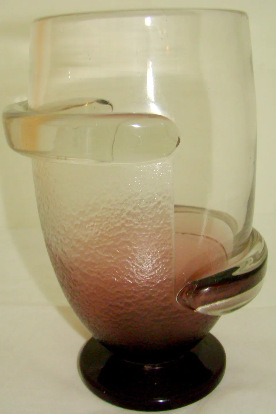 Antikes signiertes Glas Schneider mit dunklem Sockel und einzigartigem Design