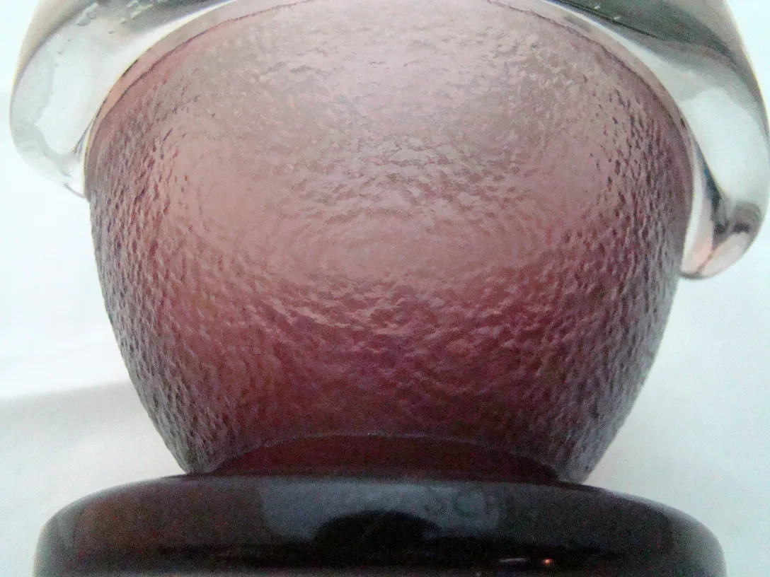 Verre signé de Schneider avec un design ancien coloré.