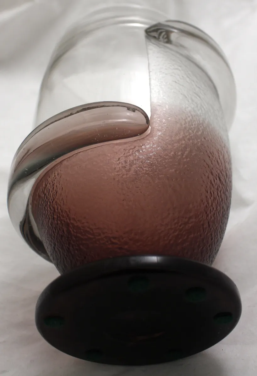 Signiertes Glas Schneider mit dekorativen Kurven und schwarzem Fuß