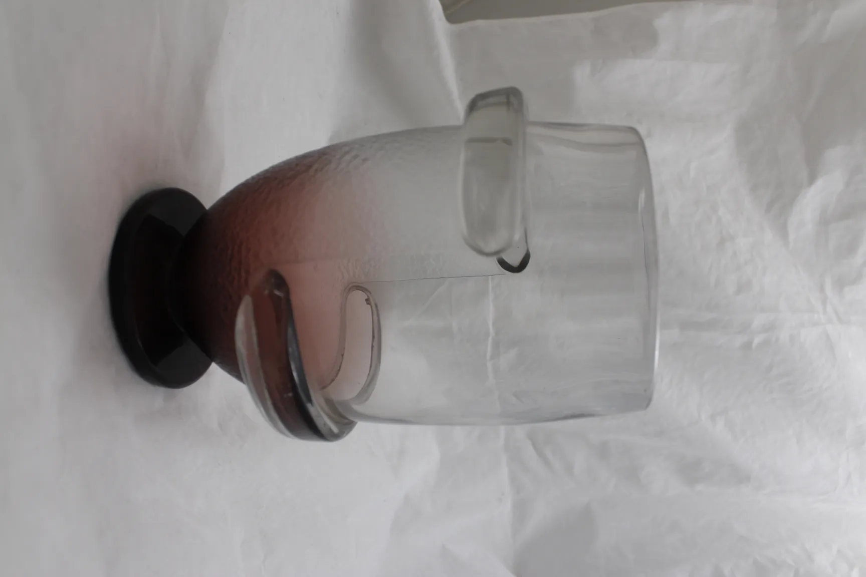 Antikes Glas mit Unterschrift von Schneider und elegantem Design.