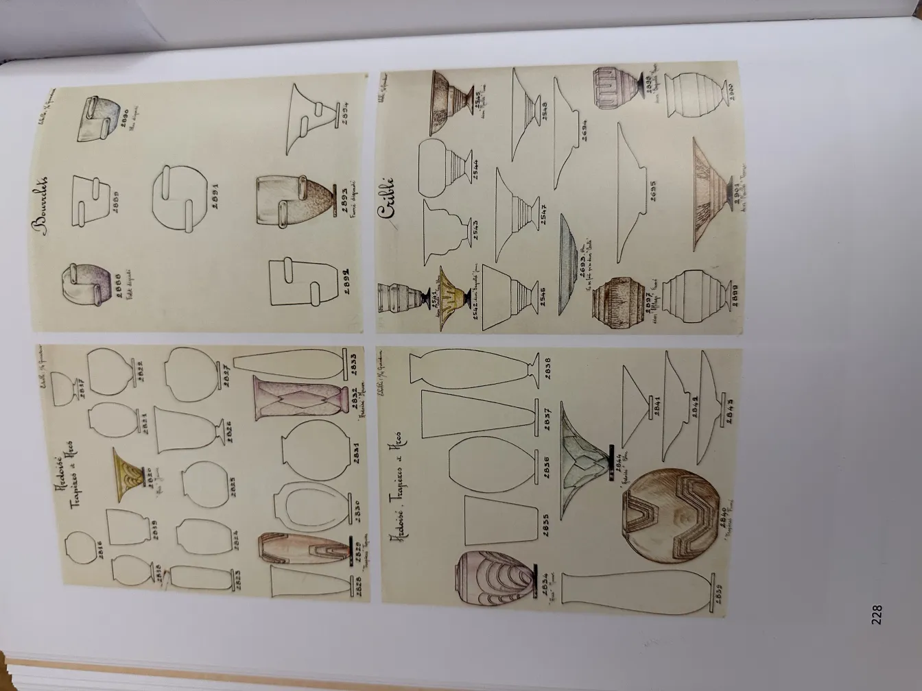 ilustração-que-mostra-várias-formas-de-vidro-assinado-schneider-em-um-ambiente-antigo