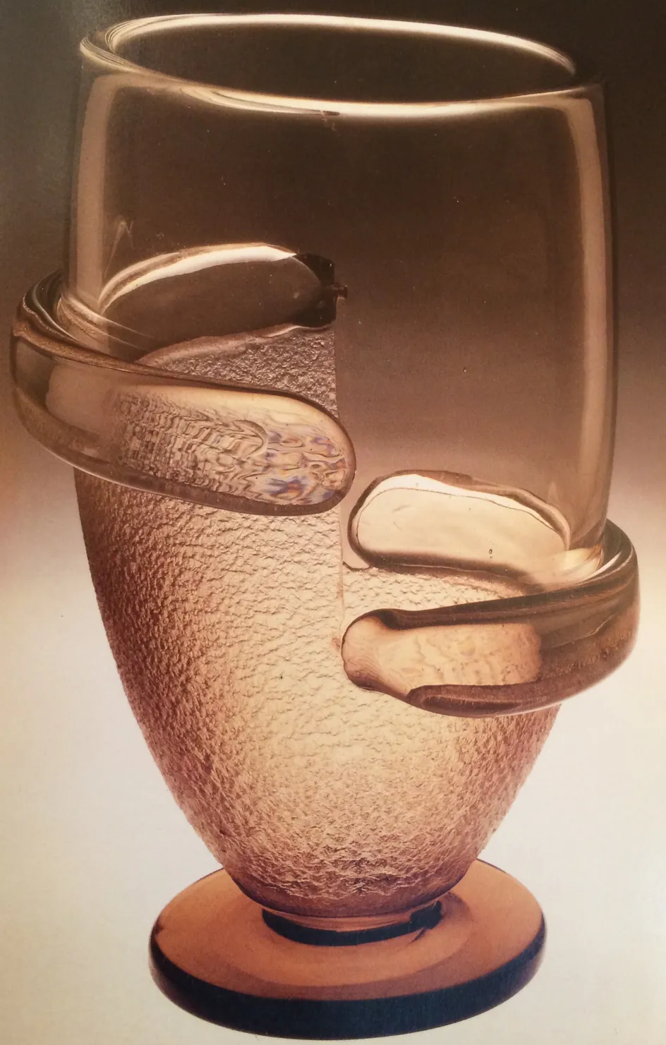 Verre ancien signé par Schneider avec design français.