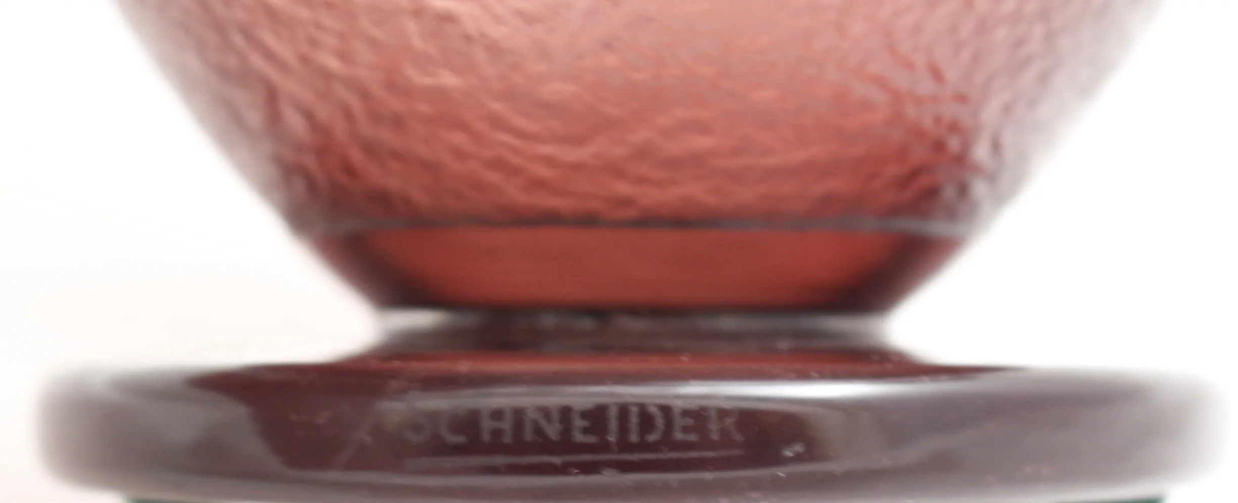 vidro assinado por schneider, estilo antigo, cor avermelhada