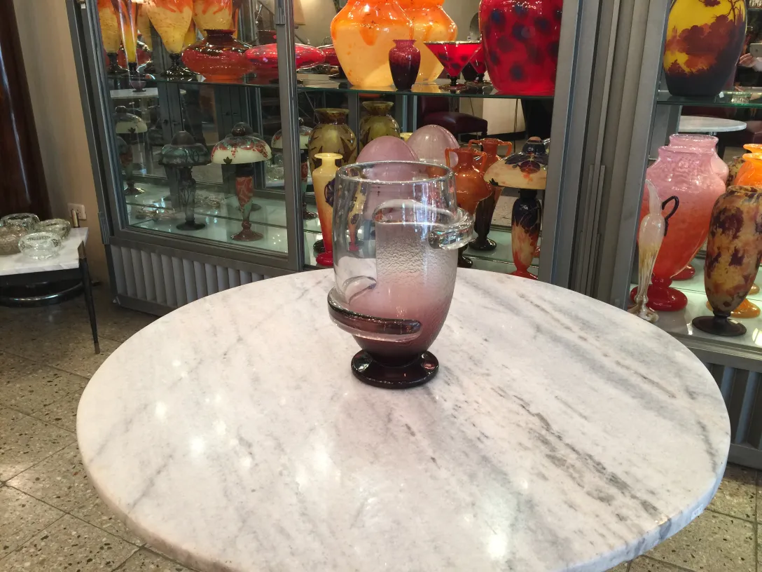 vetro firmato rotondo in un'esposizione di antiquariato