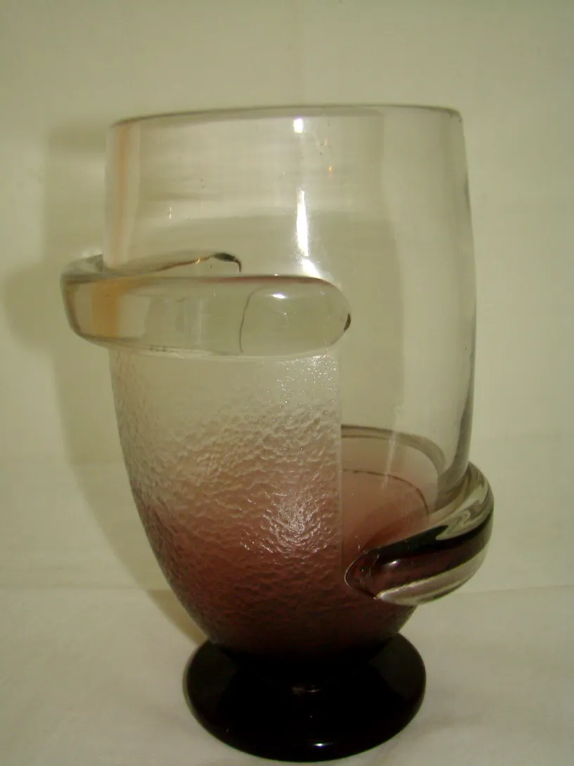 verre signé avec design élégant, bords diffus dans des tons sombres