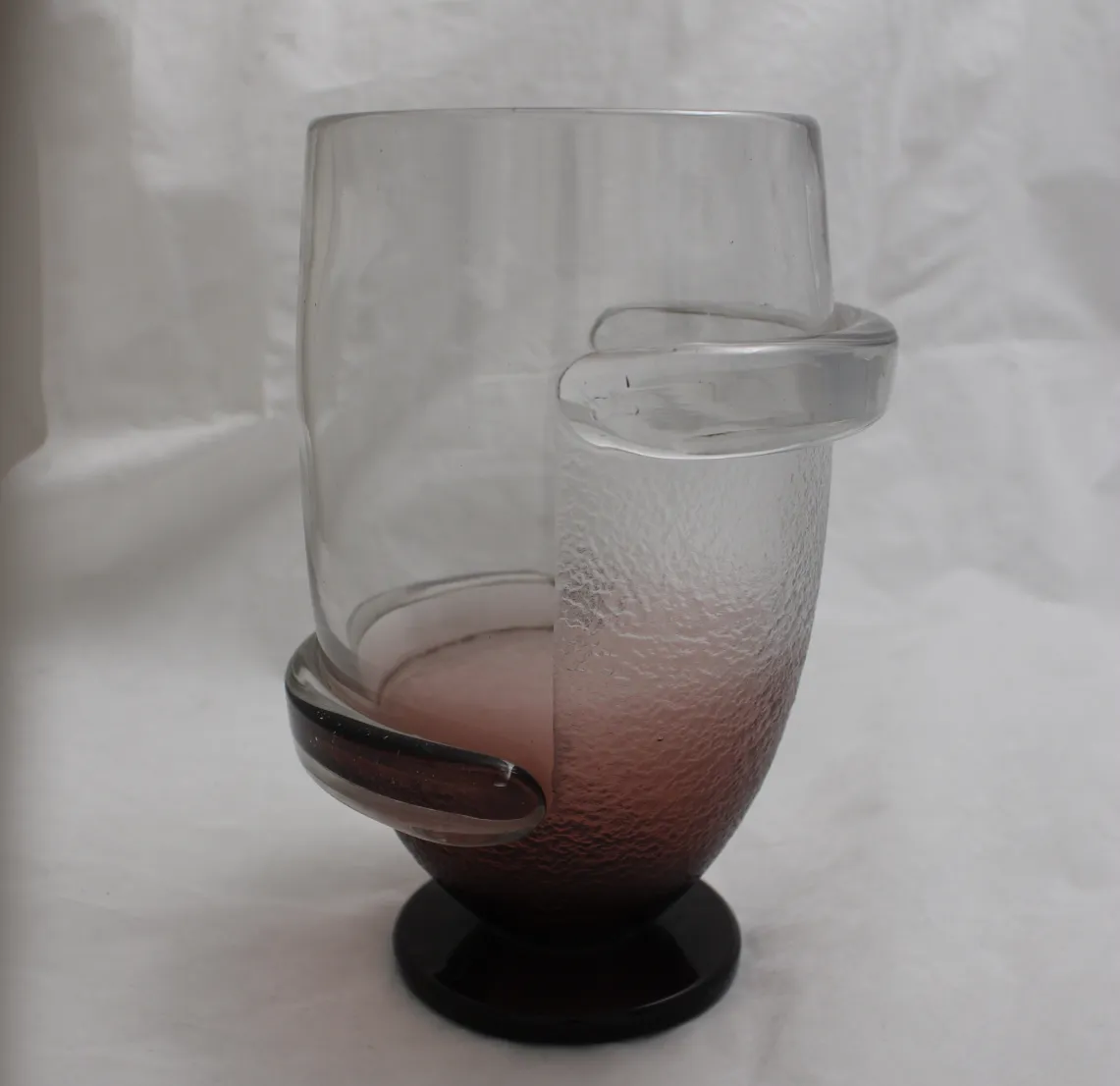 Signiertes Glas Schneider mit einzigartigem Design in hellen und dunklen Tönen, klassisches Ambiente