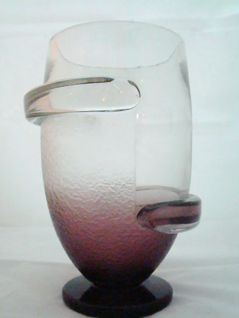 elegant signiertes Glas mit einem subtilen Farbverlauf, Teil antiker Dekoration