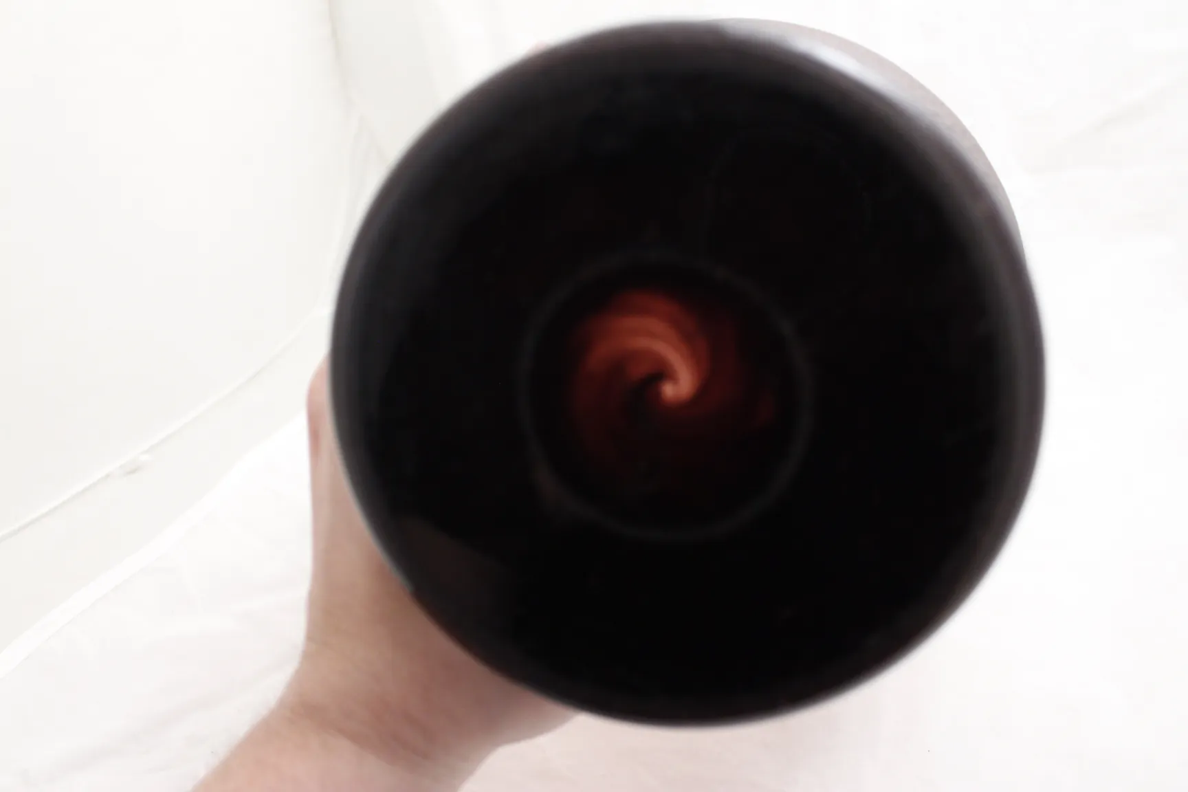 Vidro assinado Schneider exibindo um design clássico e distinto com um fundo simples