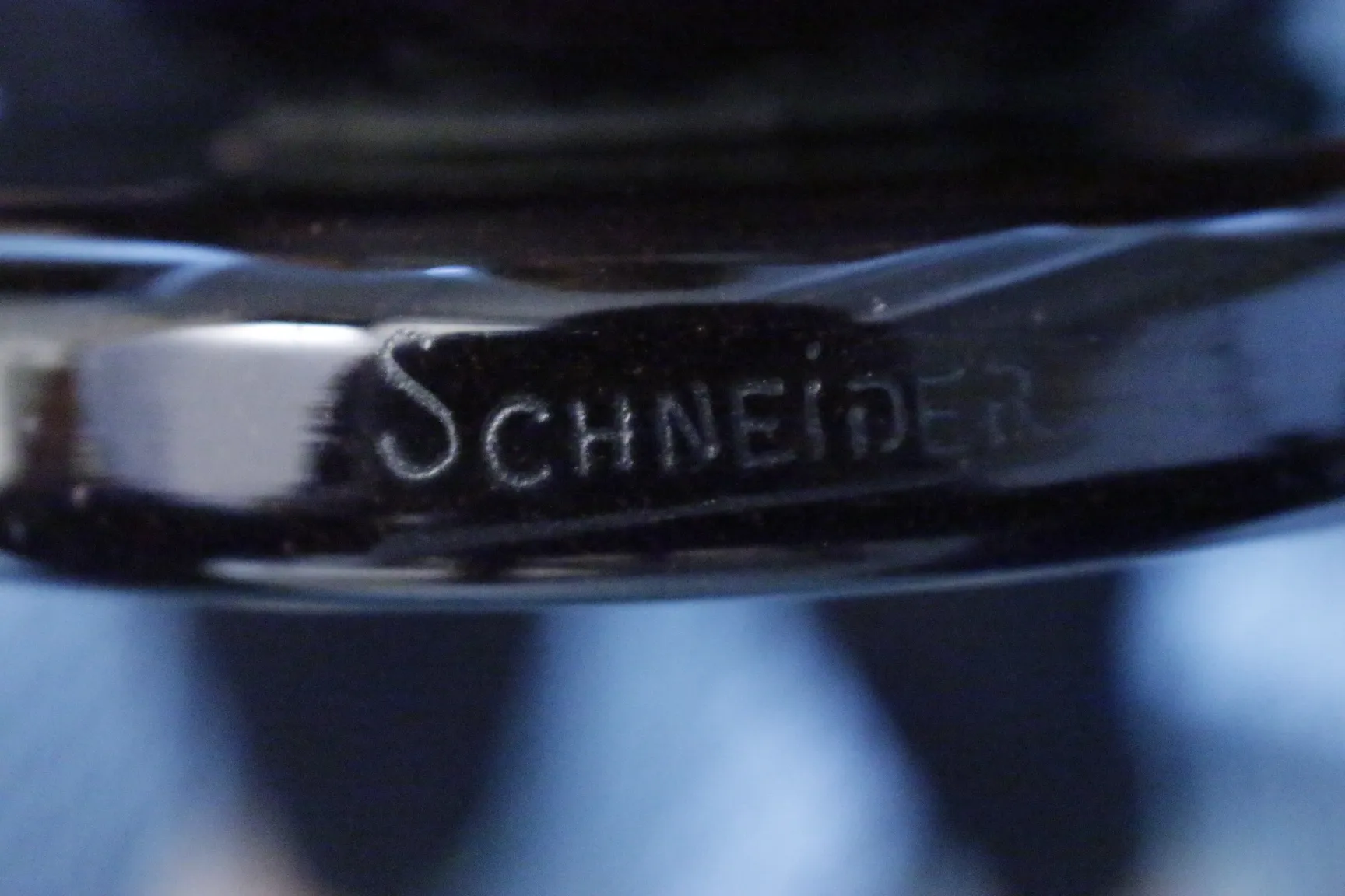 Altes, signiertes Glas von Schneider mit gut sichtiger Unterschrift.