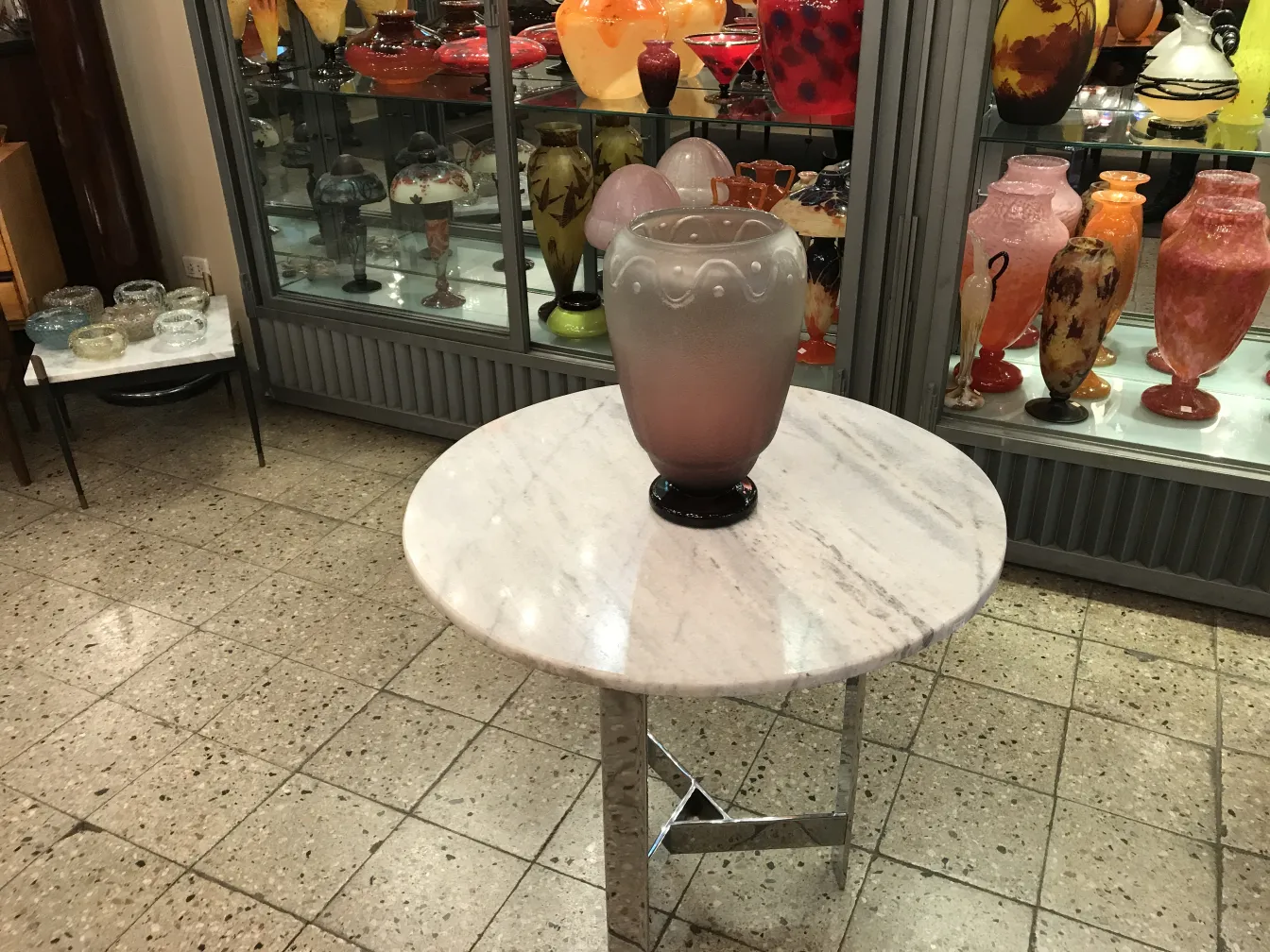 優雅なデザインのアンティーク花瓶