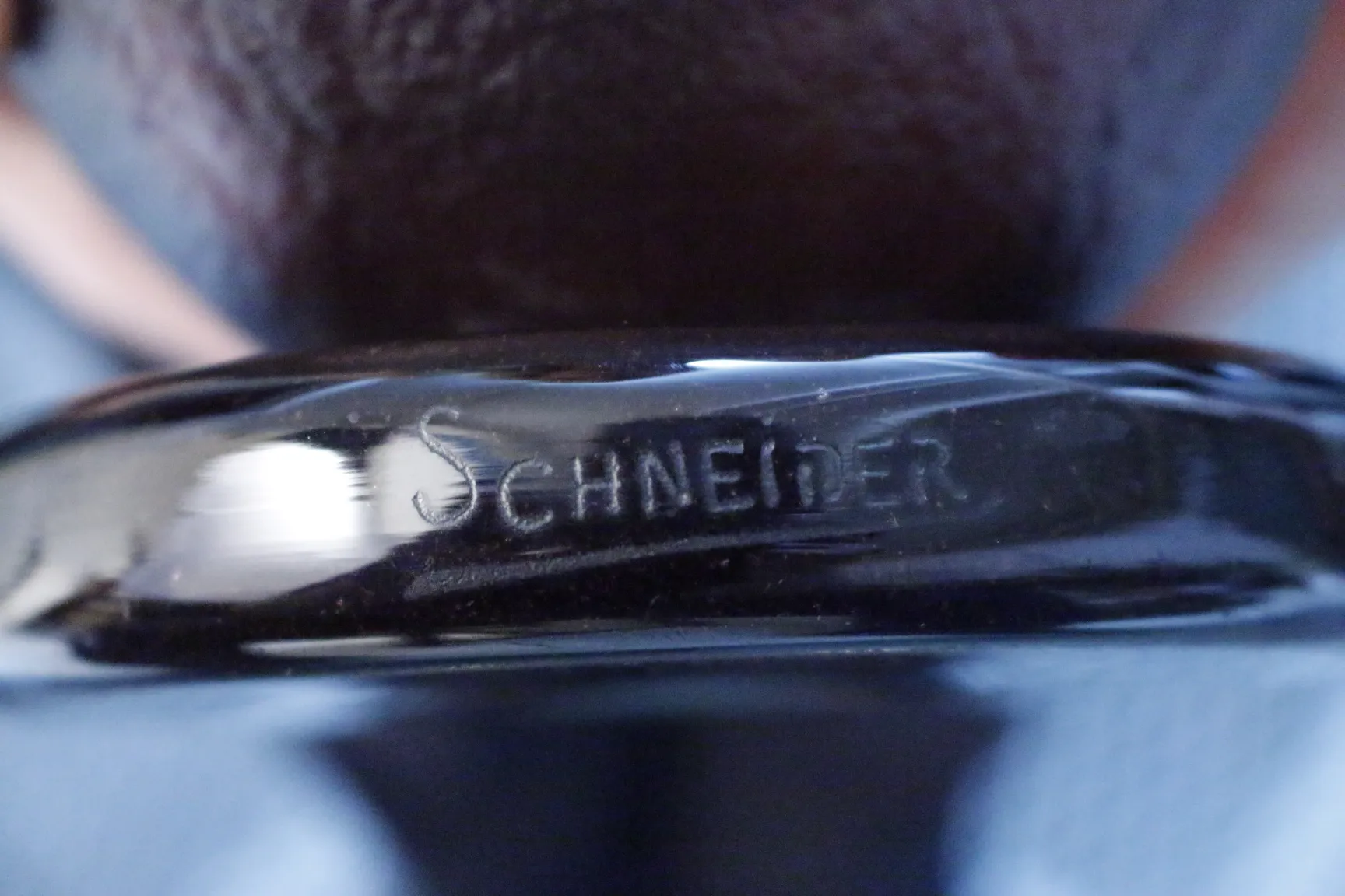 antiguidades vidro assinado por Schneider em ambiente elegante