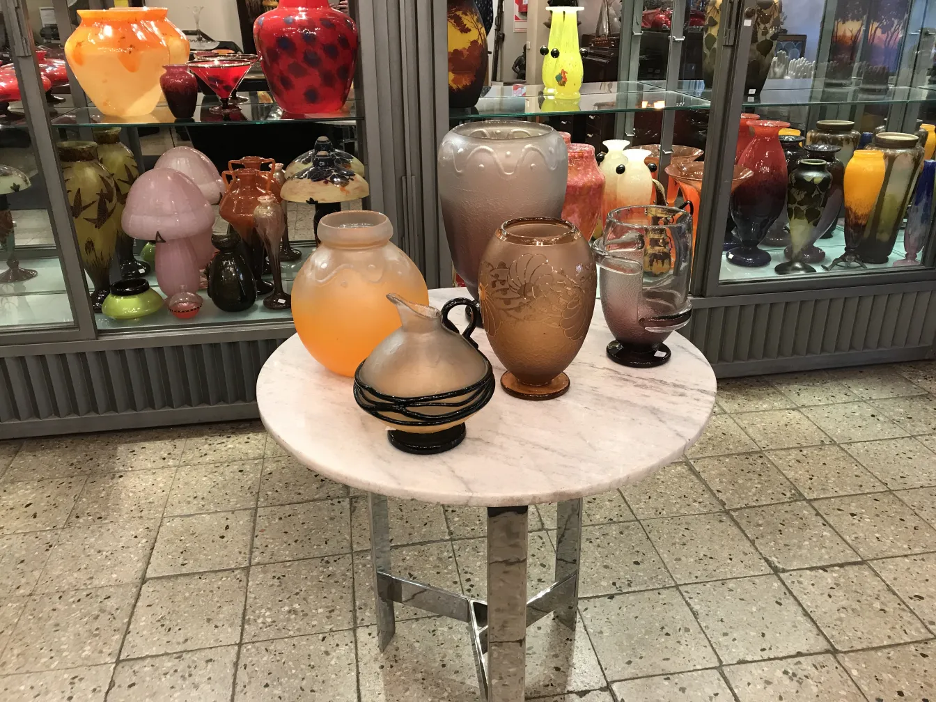 Vases en verre colorés et élégants dans un cadre ancien avec du verre signé Schneider.