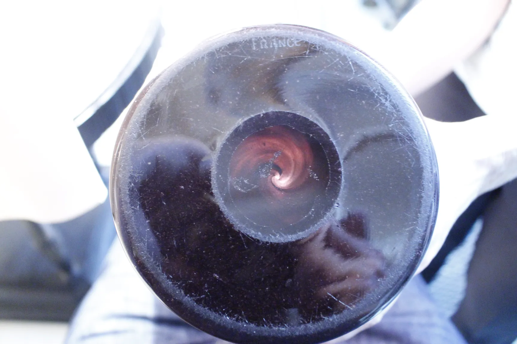 base de verre signé avec design distinctif