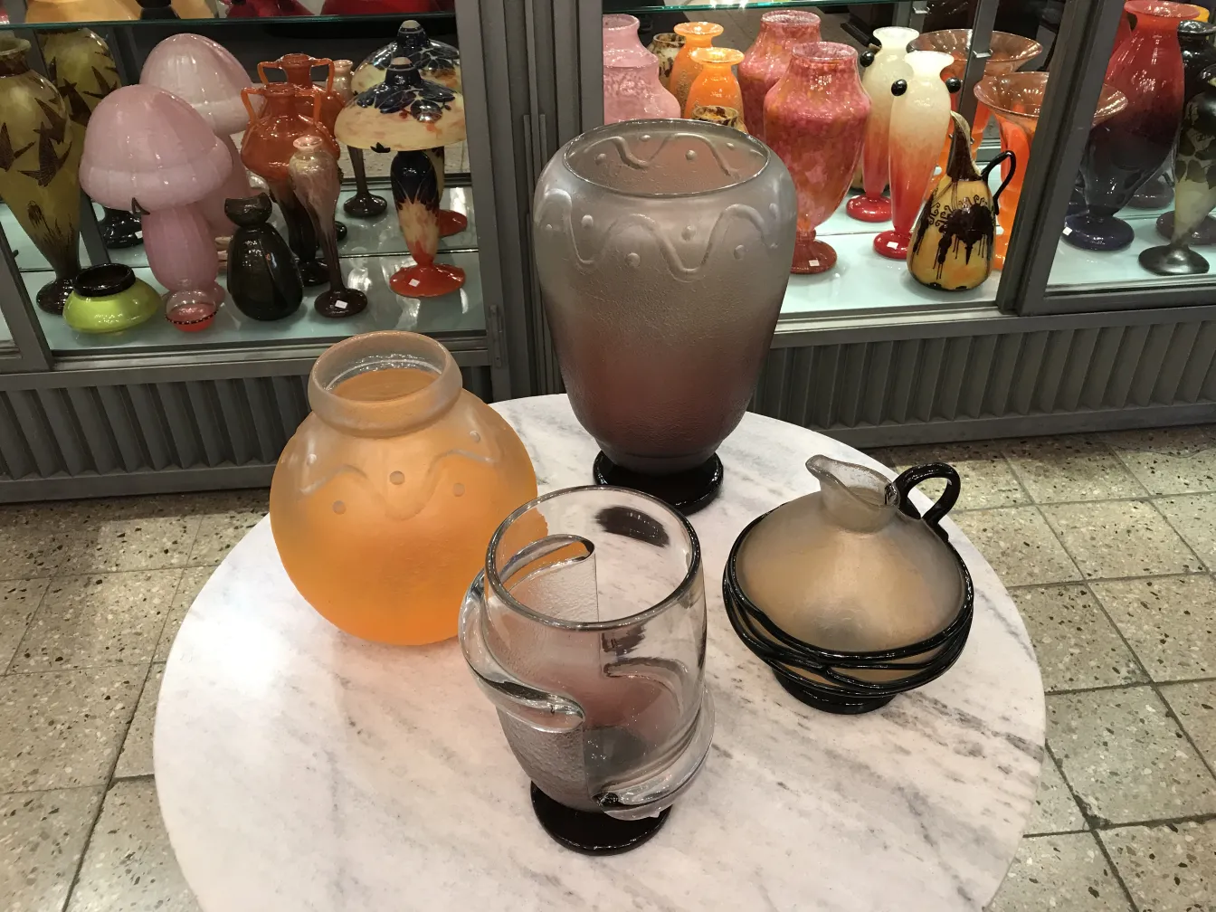 pièces de verre chaudes et froides sur la table