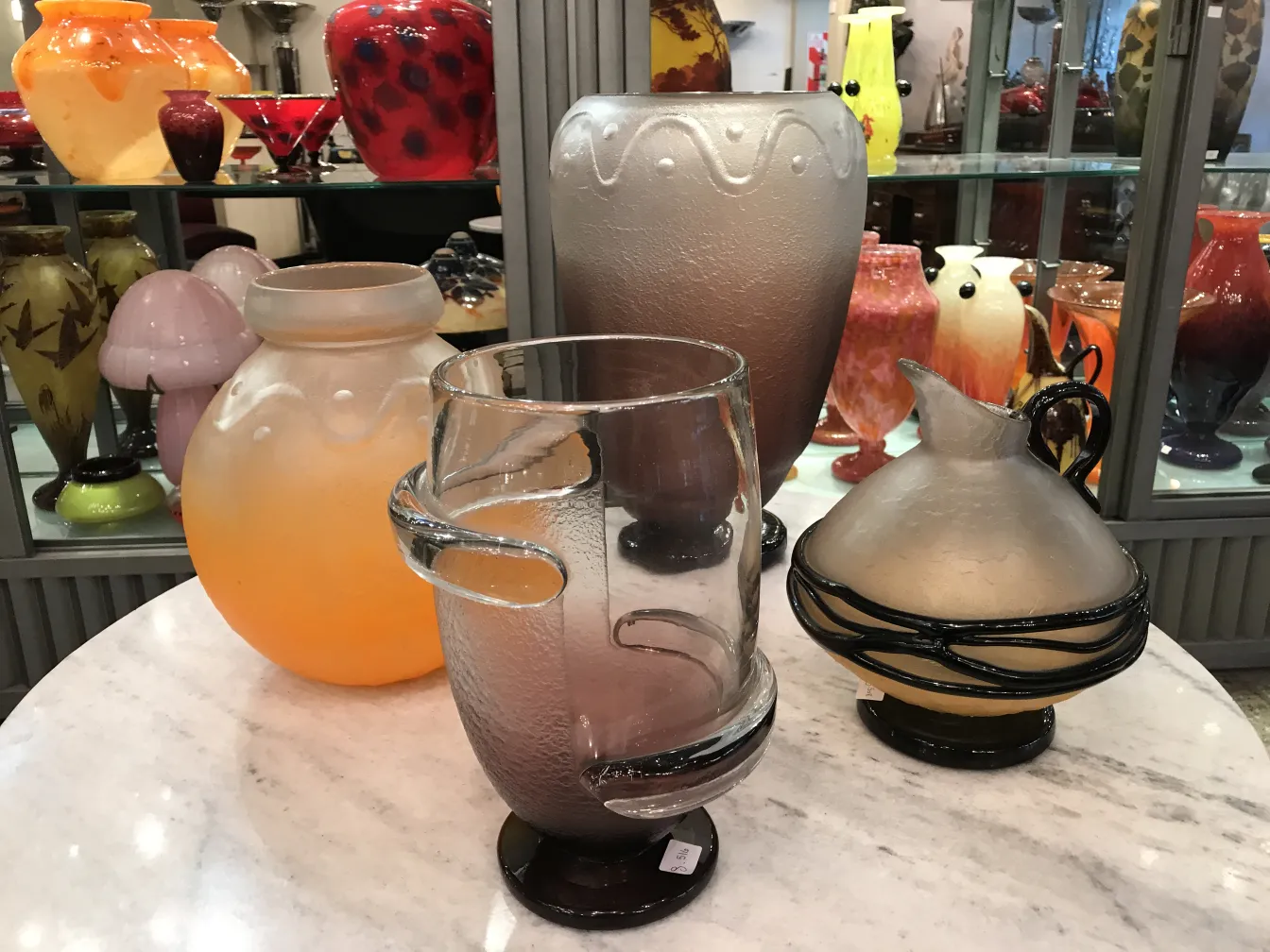 Vidro assinado pelo Schneider com detalhes decorativos e estilo único