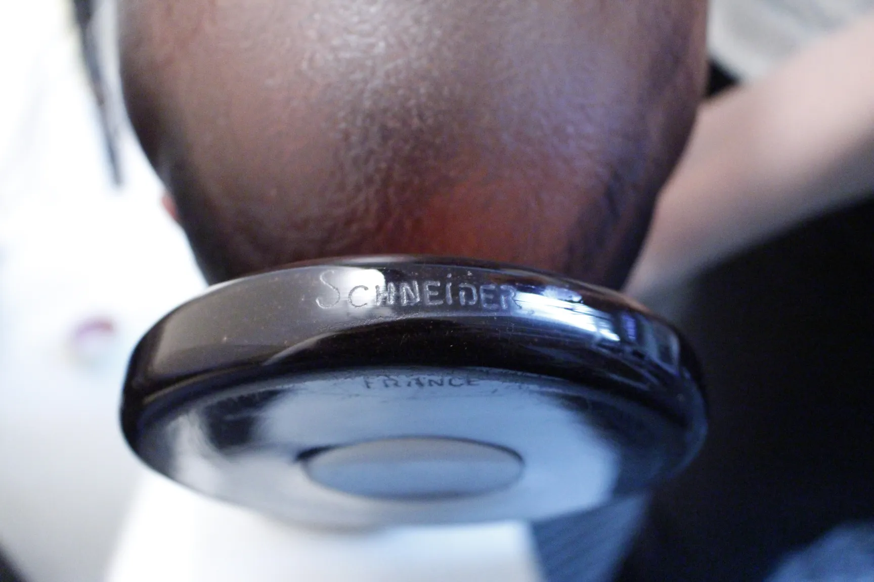 Verre ancien signé par Schneider avec base sombre, cadre simple.