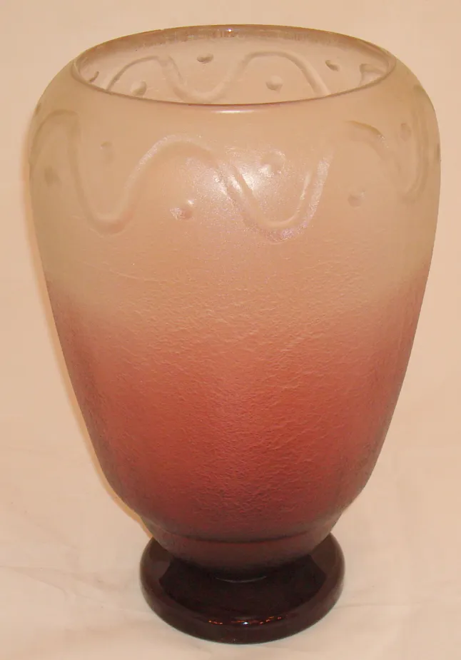 Verre signé Schneider avec des couleurs dégradées décoratives et une base sombre