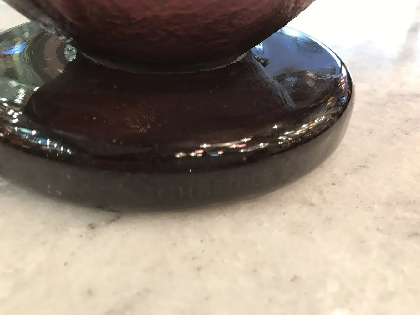 vetro firmato antico di Schneider su base scura