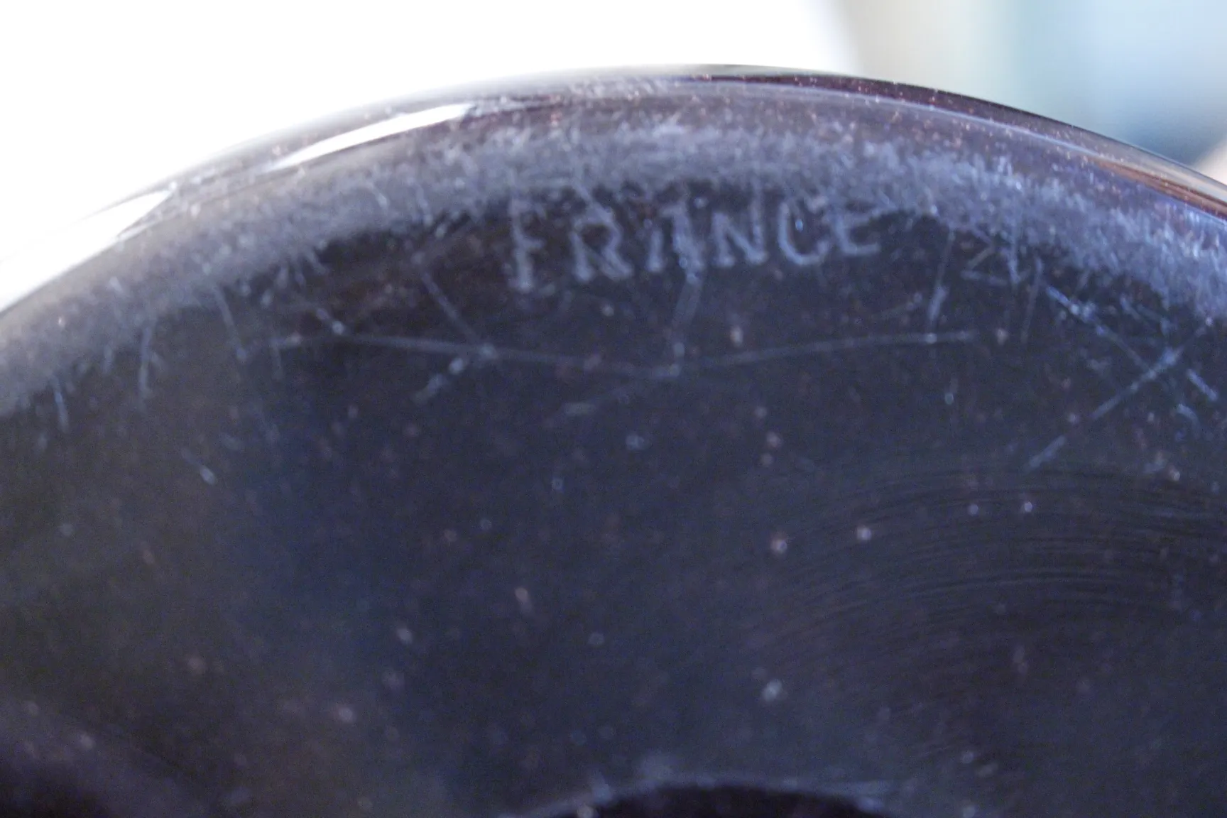 vidrio firmado Schneider con detalles visibles, ambiente antiguo