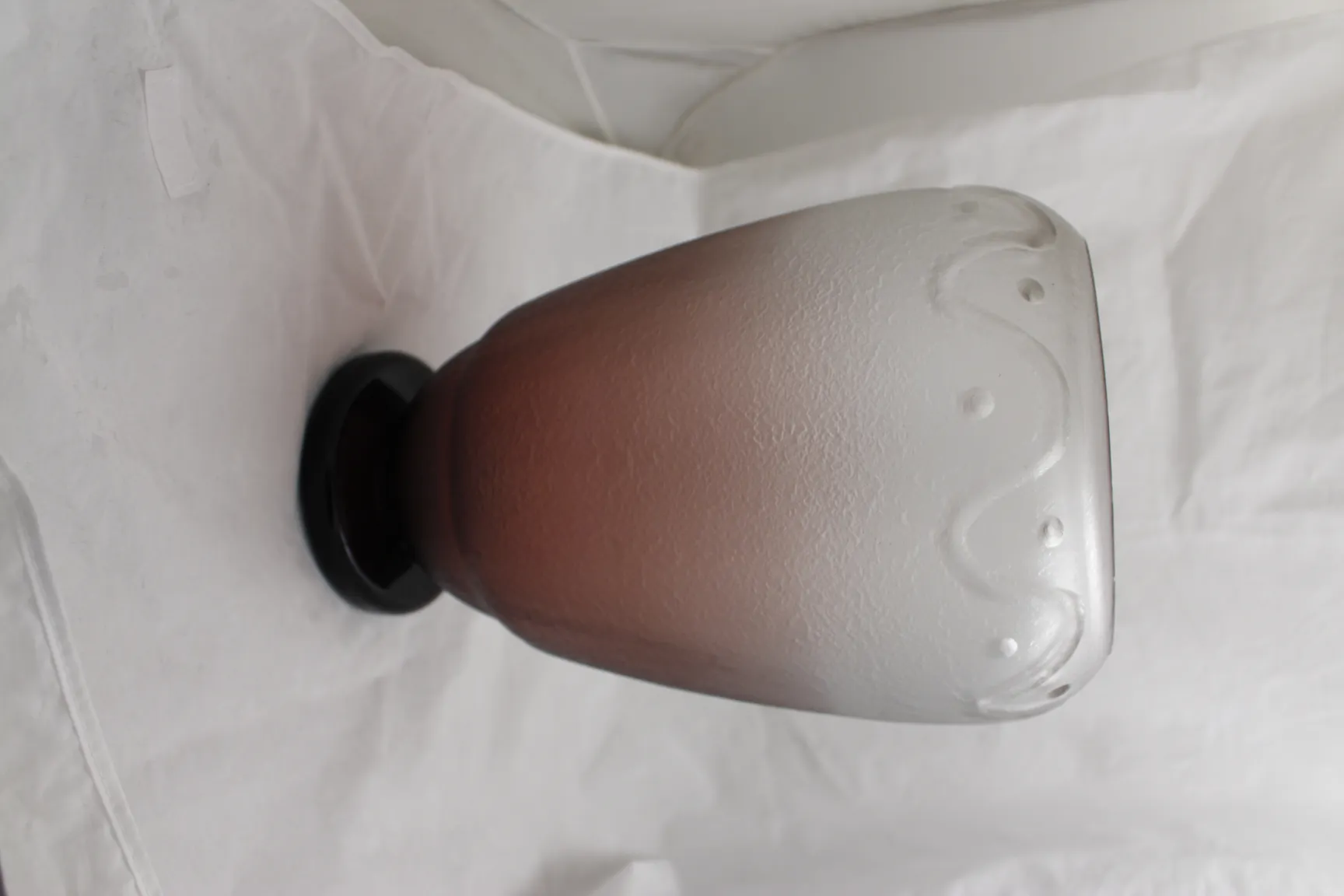 antik signiertes Glas mit einzigartigen Details und dunkler Basis