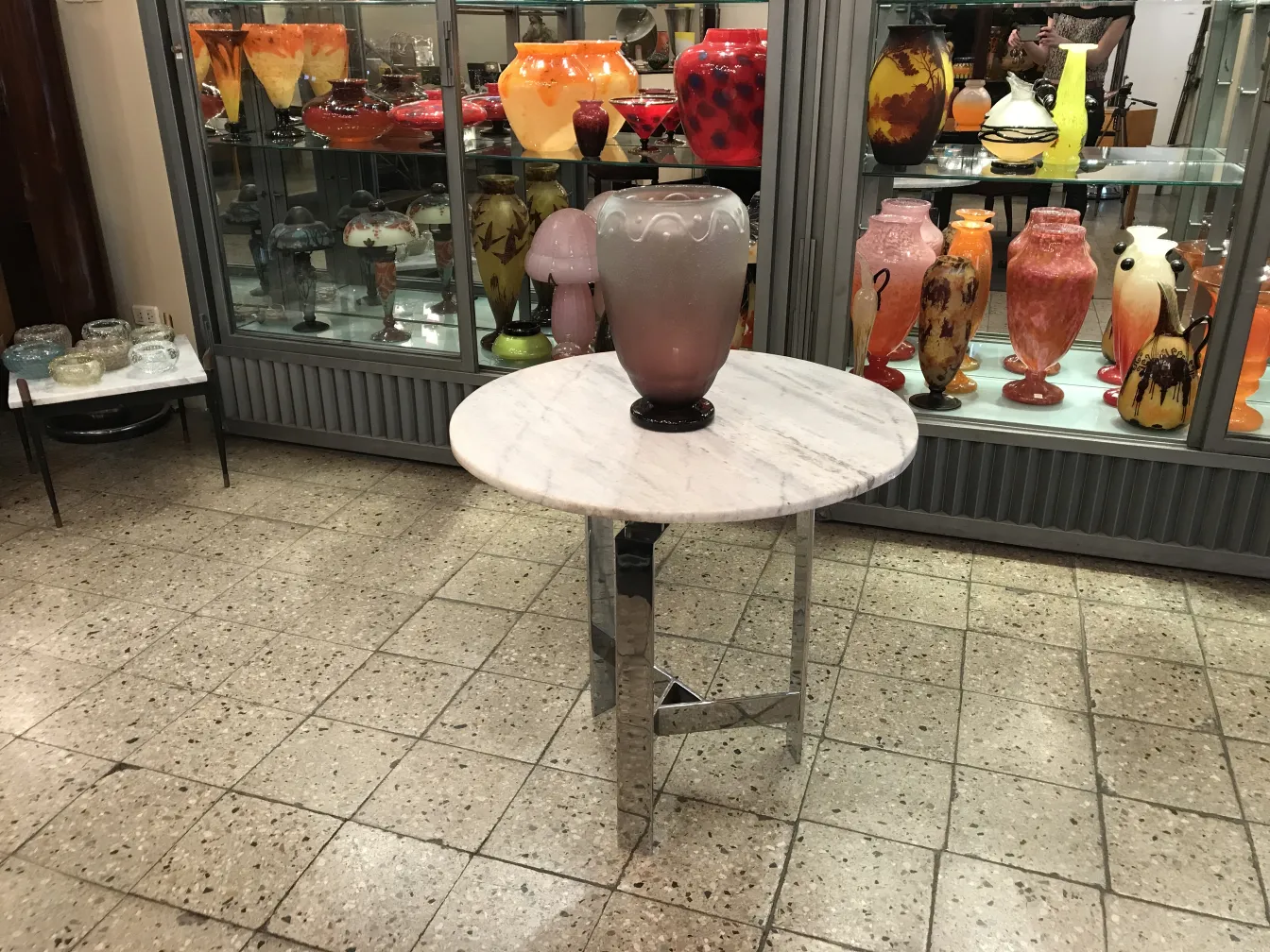 exposition de verre signé dans un cadre ancien, avec d'autres objets en verre autour