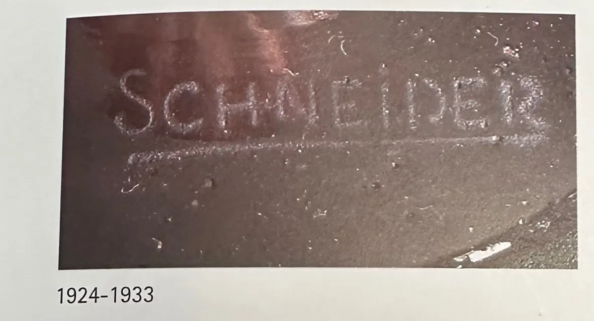 vidro com assinatura de Schneider, contexto antigo