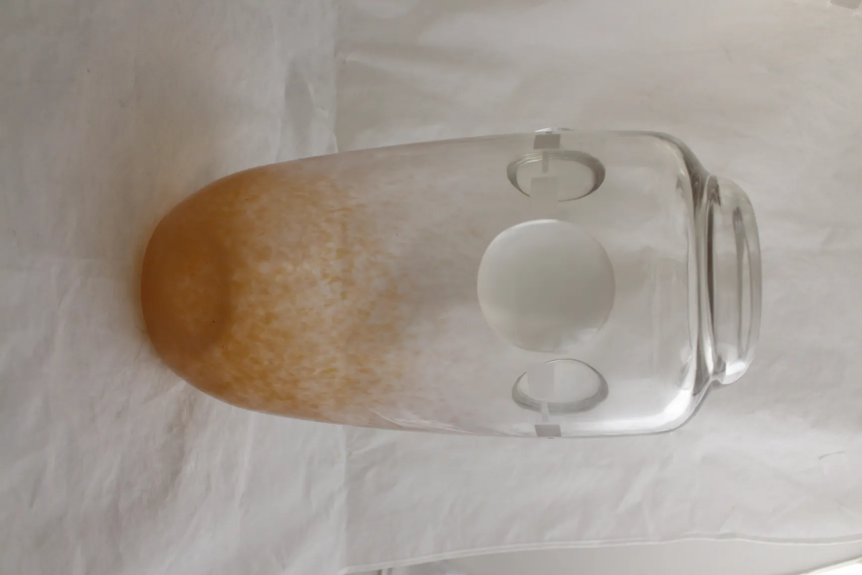 Verre signé de forme ronde et douce, ancien