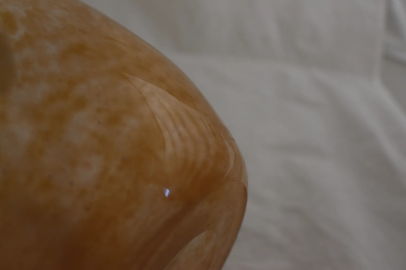 Vetro antico firmato Schneider, dettaglio della superficie