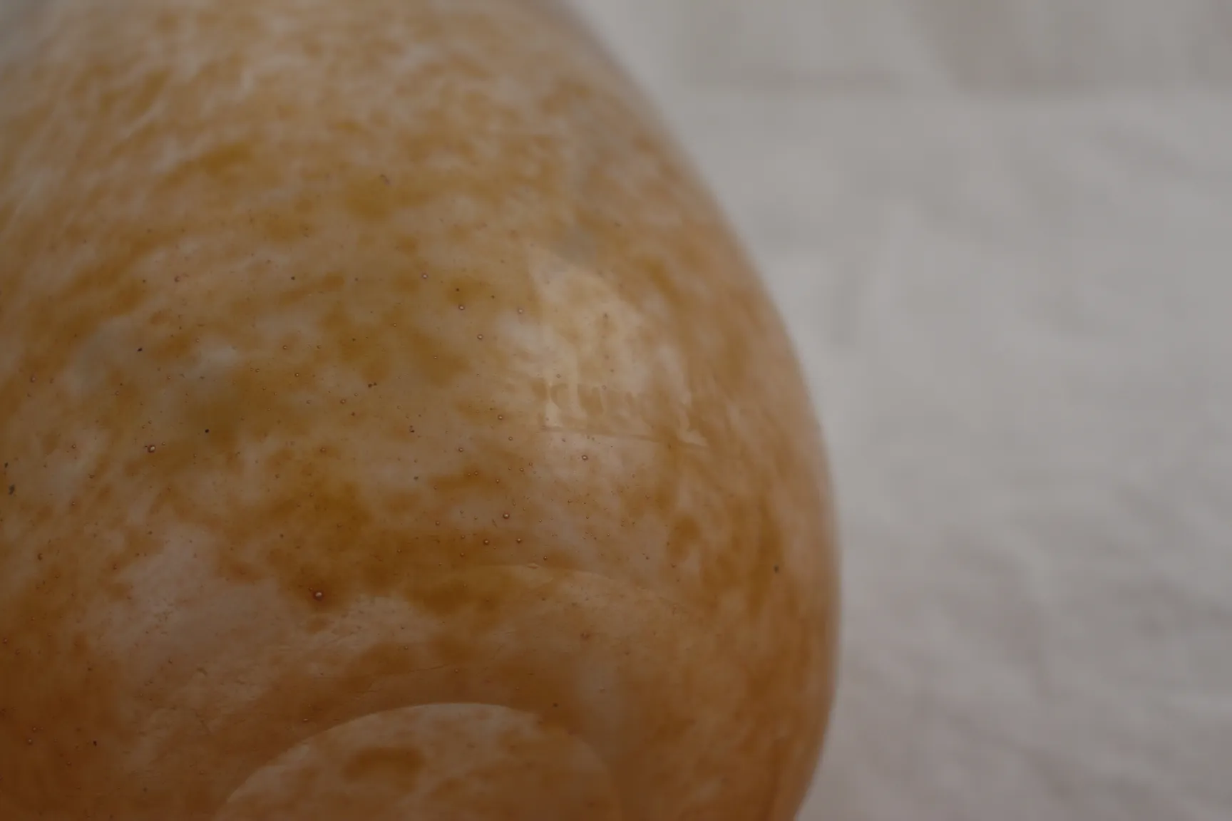 Verre ancien signé Schneider avec une texture jaunâtre