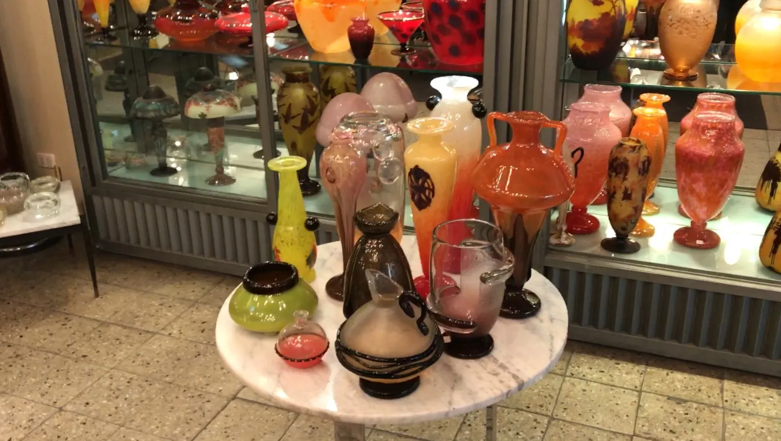 vidrio antiguo firmado Schneider en una exhibición decorativa