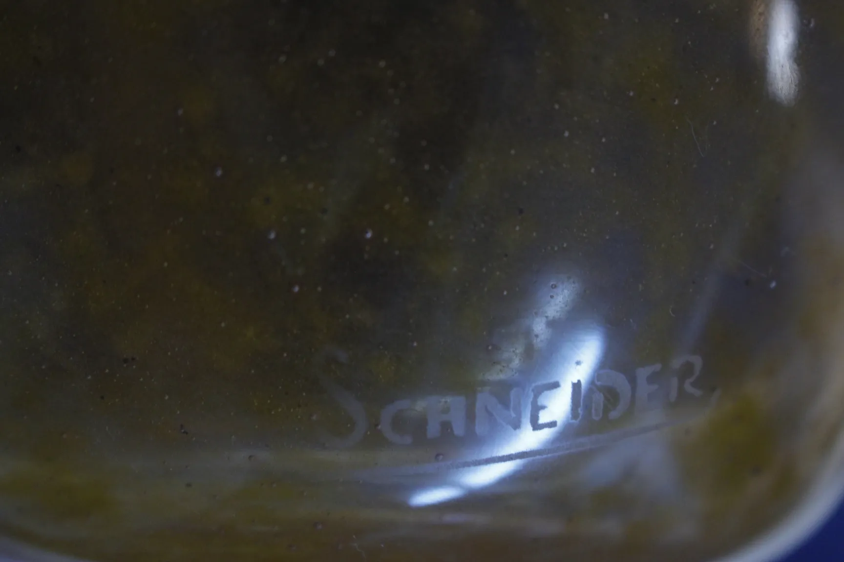 vidrio firmado de Schneider, antigüedad francesa, detalles visibles