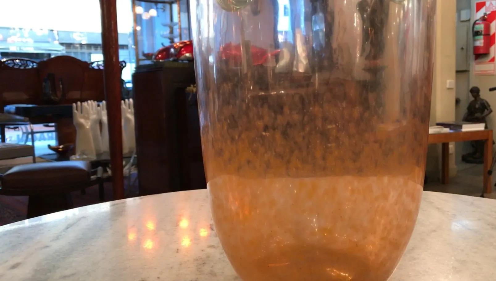 シュナイダーによって署名されたグラス、温かい色合いと微妙な詳細が古風な環境に適しています