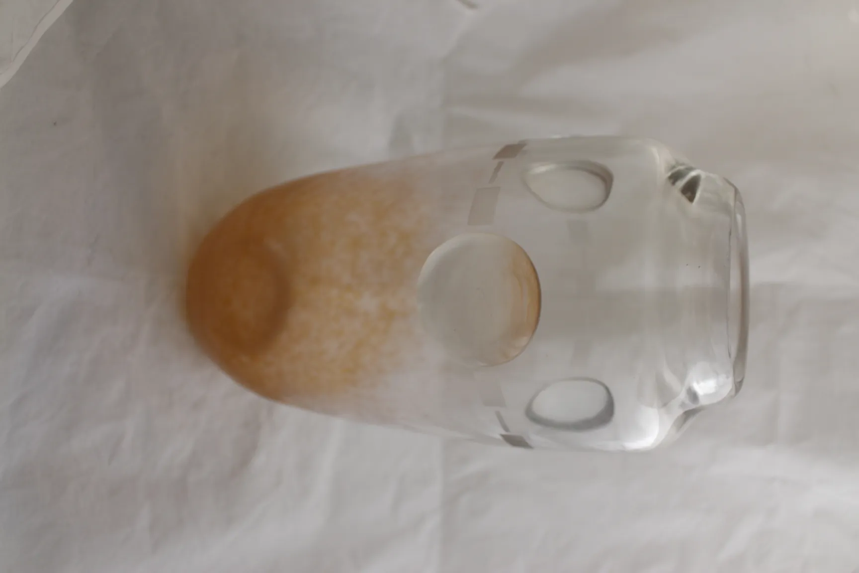 Verre ancien signé par Schneider avec des détails uniques et élégants.