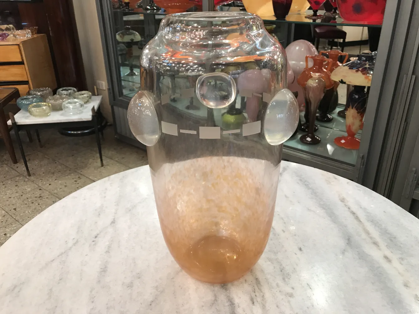 पुराना हस्ताक्षरित ग्लास स्क्नाइडर के अनोखे फीचर के साथ