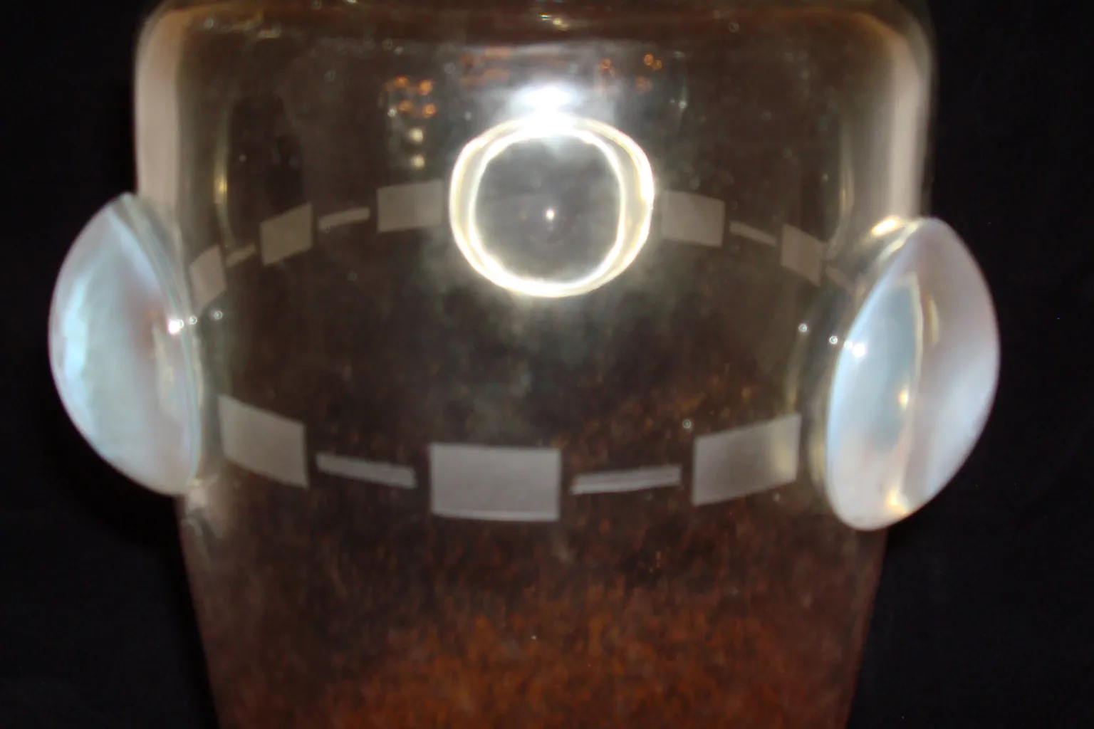 signiertes Glas mit dekorativen Merkmalen und eleganter Form