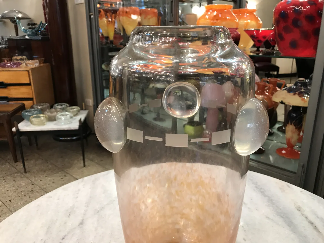 Verre ancien signé par Schneider avec des détails précis