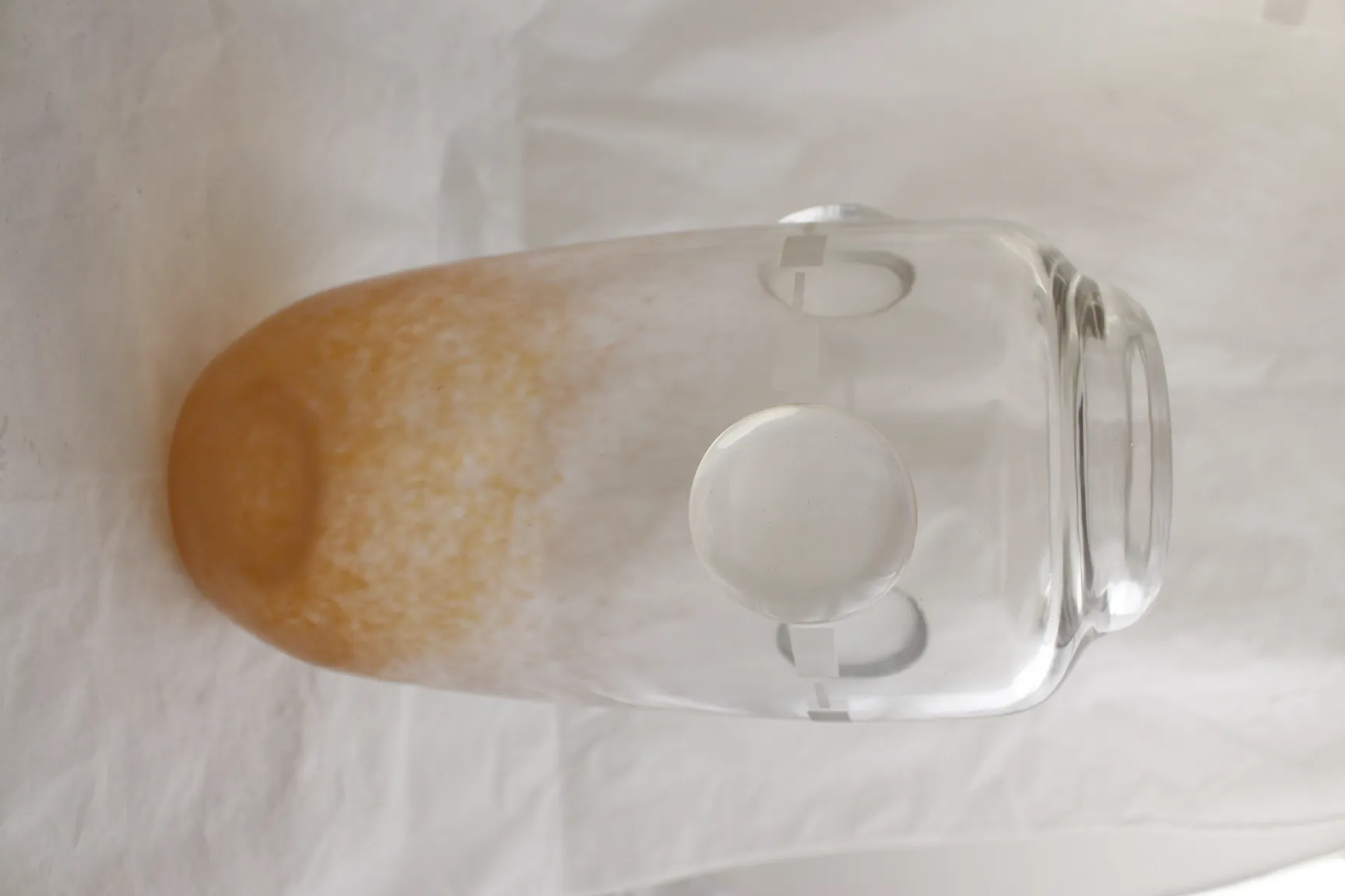 Signiertes Glas von Schneider auf weißem Hintergrund.