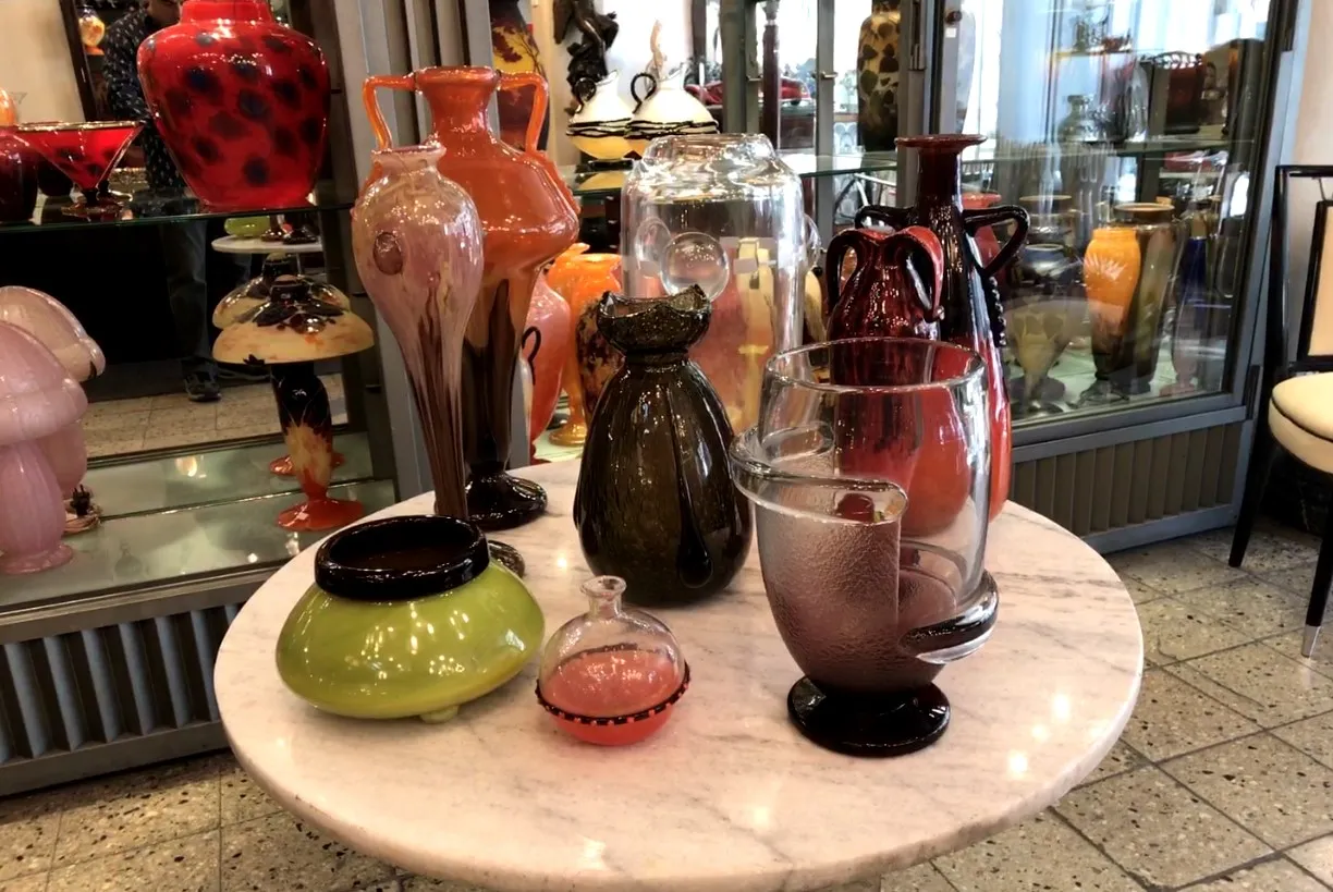 vetro antico firmato da Schneider, vari colori, esposizione di collezione