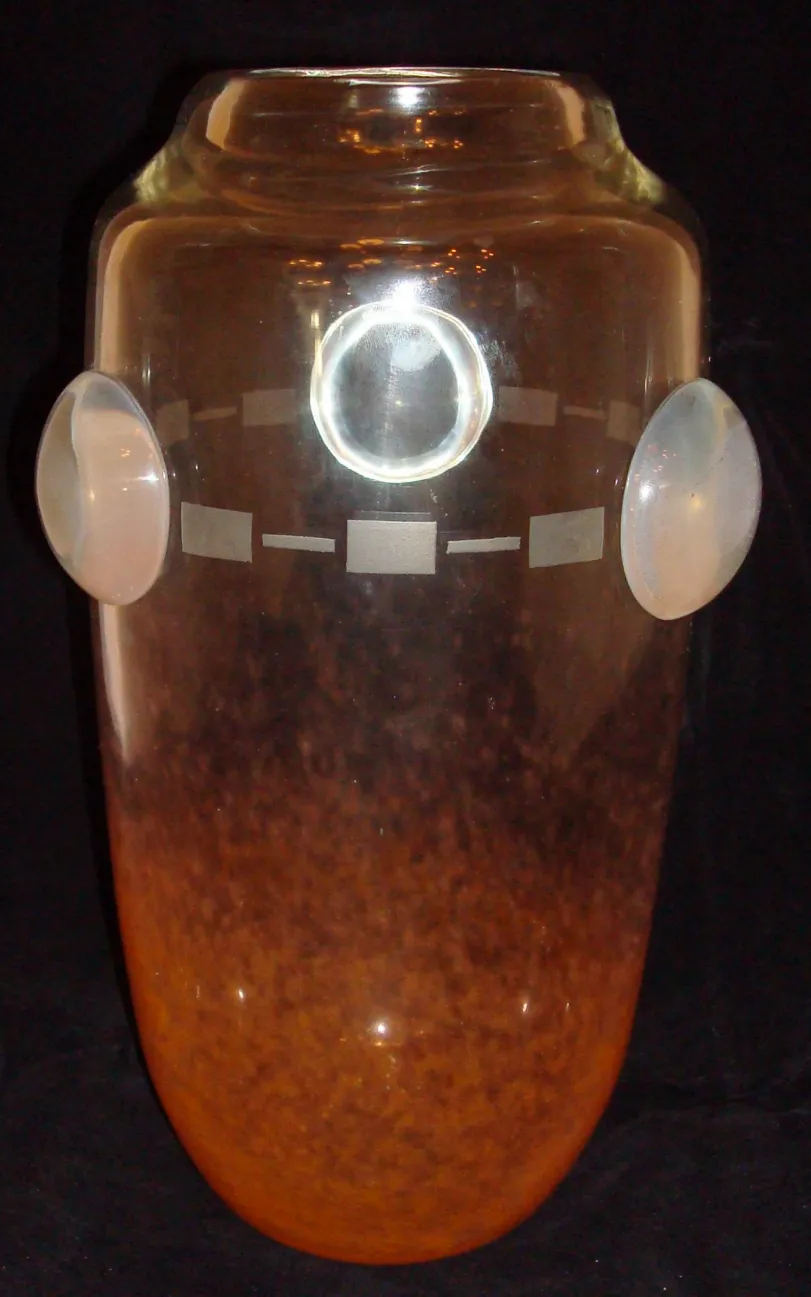 glas mit exklusivem design von schneider, französische antiquität mit einzigartigen details